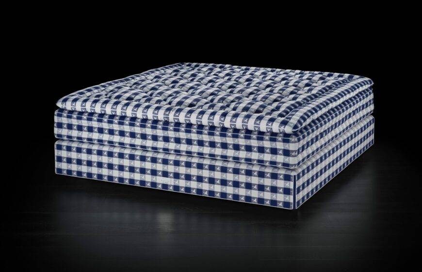 Hästens is celebrating 170 years with the new drēmər bed and headboard