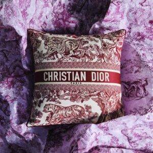 أناقة منزلك باللون البرغندي… Dior Maison Toile de Jouy 