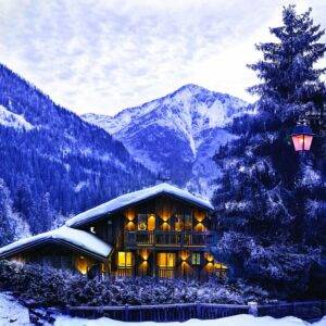 شاليه من كيلي هوبن… التقاء البرد بالدفء تحت سقف خشبي