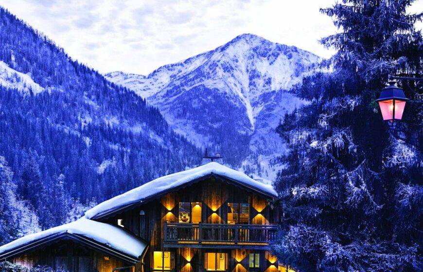 شاليه من كيلي هوبن… التقاء البرد بالدفء تحت سقف خشبي