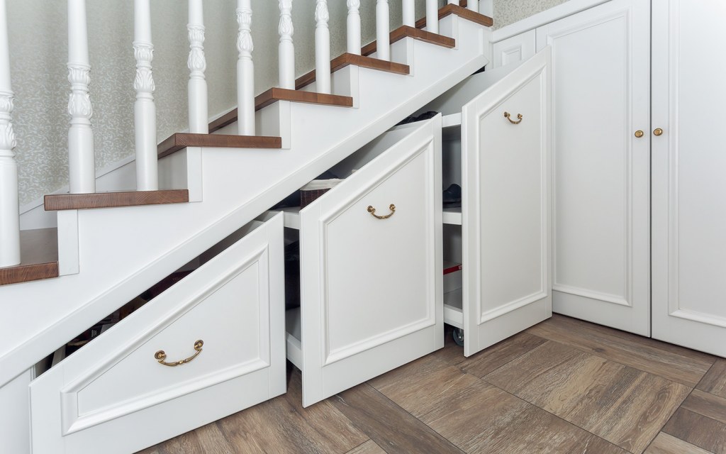 عمل تخزين لاستخدامه ديكور تحت الدرج