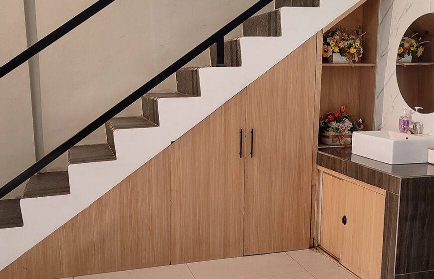 حلول أنيقة في تحسين ديكور تحت الدرج