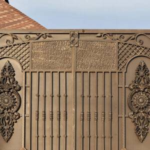 ديكورات ابواب حديد .. لمسة أنيقة وفنية