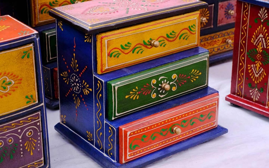 ادراج ديكور صغيرة مزخرفة بألوان مبهجة