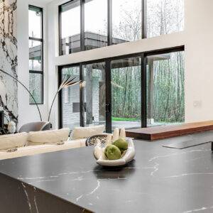 أبرز الأفكار لاستخدام الرخام الأسود في ديكور المنزل